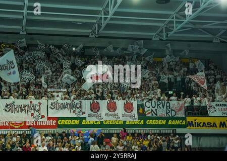 Tifosi Perugia in finale - Sir Susa Vim Perugia vs Itas Trentino, partita di Supercoppa Italiana maschile di pallavolo a Firenze, Italia, 22 settembre 2024 Foto Stock