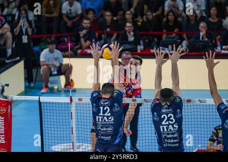 10 Wassim Ben Tara (Sir Susa Vim Perugia) attacco in finale - Sir Susa Vim Perugia vs Itas Trentino, partita di pallavolo maschile italiana a Firenze, Italia, 22 settembre 2024 Foto Stock