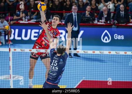 10 Wassim Ben Tara (Sir Susa Vim Perugia) attacco in finale - Sir Susa Vim Perugia vs Itas Trentino, partita di pallavolo maschile italiana a Firenze, Italia, 22 settembre 2024 Foto Stock