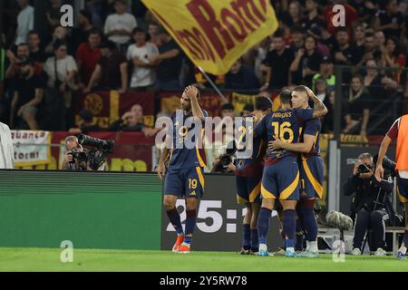 L'attaccante italiano Tommaso Baldanzi festeggia dopo aver segnato un gol durante la partita di serie A tra Roma e Udinese allo Stadio Olimpico di Roma, Italia, il 22 settembre 2024 Romaâs. Foto Stock