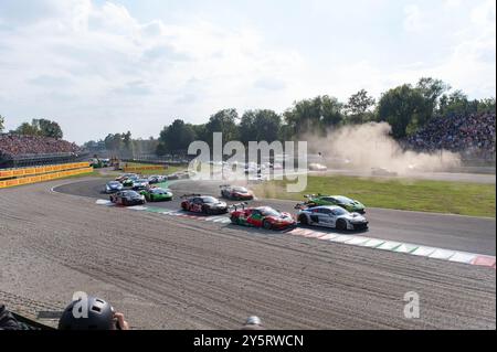 Inizio gara di Fanatec GT Word Challenge a Monza durante Fanatec GT Endurance Cup, gara Endurance a Monza, Italia, 22 settembre 2024 Foto Stock