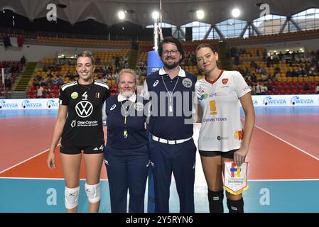 Lola Hernandez Van Den Bosch del CD Heidelberg Volkswagen (sinistra) e Michela Rucli del Roma Volley Club (destra) prima della partita CEV Volleyball Challenge Cup 2025 donne â Zonal Prequalification Round WEVZA CUP â finali 1° e 2° posto - tra Roma Volley e CD Heidelberg Wolkswagen al Palazzetto dello Sport il 22 settembre 2024 a Roma, Italia. Foto Stock