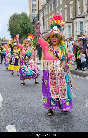 Gli artisti sudamericani partecipano alla Hackney Carnival Parade, portando vivacità e colore al primo evento carnevale locale in cinque anni. Foto Stock