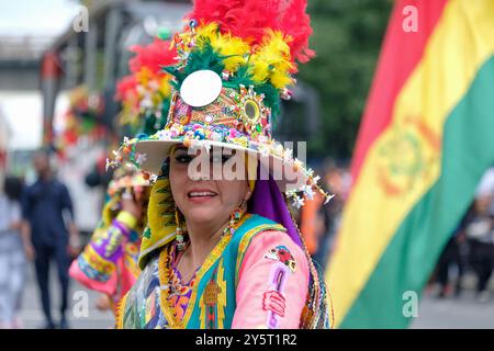 Gli artisti sudamericani partecipano alla Hackney Carnival Parade, portando vivacità e colore al primo evento carnevale locale in cinque anni. Foto Stock