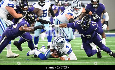 Arlington, Stati Uniti. 22 settembre 2024. Il quaterback dei Dallas Cowboys Dak Prescott copre il suo fumble mentre la difesa dei Baltimore Ravens chiude all'AT&T Stadium di Arlington, Texas, domenica 22 settembre 2024. I Ravens sconfissero i Cowboys 28-25. Foto di Ian Halperin/UPI credito: UPI/Alamy Live News Foto Stock