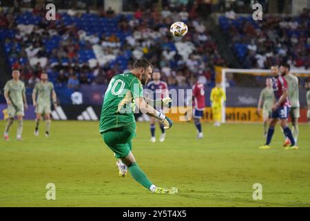 Frisco, Texas, Stati Uniti. 21 settembre 2024. Maarten Paes, portiere n. 30 del FC Dallas, spara al pallone durante la partita di stagione regolare della MLS tra il FC Dallas e il Los Angeles FC al Toyota Stadium. Il Dallas FC sconfigge il LAFC 3-1. (Credit Image: © Javier Vicencio/eyepix via ZUMA Press Wire) SOLO PER USO EDITORIALE! Non per USO commerciale! Foto Stock