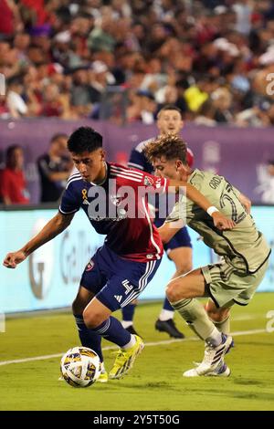 Frisco, Texas, Stati Uniti. 21 settembre 2024. Marco Farfan #4 del FC Dallas guida la palla avanti durante la partita di stagione regolare della MLS tra FC Dallas e Los Angeles FC al Toyota Stadium. Il Dallas FC sconfigge il LAFC 3-1. (Credit Image: © Javier Vicencio/eyepix via ZUMA Press Wire) SOLO PER USO EDITORIALE! Non per USO commerciale! Foto Stock