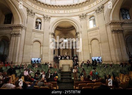 Parigi, Francia. 22 settembre 2024. Le persone visitano l'Institut de France a Parigi, Francia, 22 settembre 2024. I due giorni del patrimonio europeo sono iniziati qui sabato, durante i quali quasi 20.000 siti storici in Francia sono stati aperti al pubblico gratuitamente. Crediti: Gao Jing/Xinhua/Alamy Live News Foto Stock