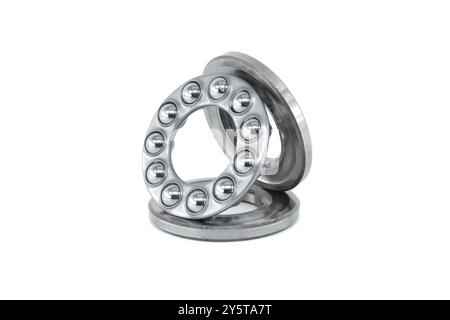 Cuscinetto a sfere di spinta isolato su sfondo bianco, pezzi di ricambio per macchinari e industria automobilistica, profondità di campo completa Foto Stock