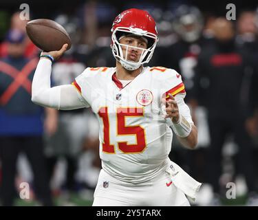 Atlanta, Stati Uniti. 22 settembre 2024. Il quarterback Patrick Mahomes dei Kansas City Chiefs lanciò un passaggio durante la partita contro gli Atlanta Falcons al Mercedes Benz Stadium domenica 22 settembre 2024 ad Atlanta, Georgia. Foto di Mike Zarrilli/UPI credito: UPI/Alamy Live News Foto Stock