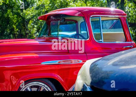 Un camion rosso brillante nel New Mexico, Stati Uniti Foto Stock
