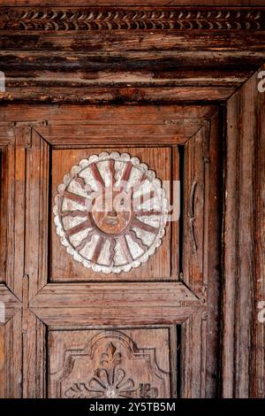 Dettaglio di una porta del XVIII secolo di Michocán, Messico, esposta all'aperto al Museum of Spanish Colonial Art di Santa Fe, New Mexico, USA Foto Stock