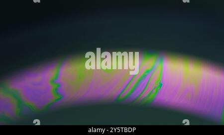 Inchiostro arcobaleno. Pittura psichedelica. Sfoca il fluido a bolle d'olio rosa brillante si fonde con una curva olografica su sfondo nero scuro astratto. Foto Stock