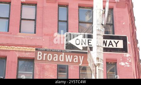 Cartello stradale di Broadway Street, albergo nel centro di Manhattan, architettura di case in mattoni rossi, New York City Real Estate. Cartello stradale a senso unico. Quartiere storico Ladies Mile, Stati Uniti. Foto Stock