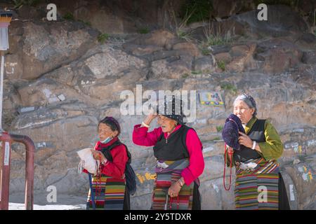 SHIGATSE, TIBET, CINA - 2 AGOSTO 2022: Pellegrino tibetano non identificato nel monastero di Tashilhunpo - Shigatse, Tibet Foto Stock