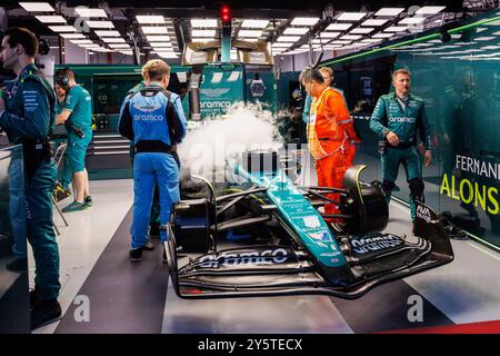 Singapore, Singapore. 22 settembre 2024. Il ghiaccio secco viene versato nella vettura spagnola Fernando Alonso e Aston Martin Aramco Cognizant Formula 1 Team in vista del Gran Premio di Formula 1 di Singapore sul circuito di Marina Bay Street. Credito: SOPA Images Limited/Alamy Live News Foto Stock