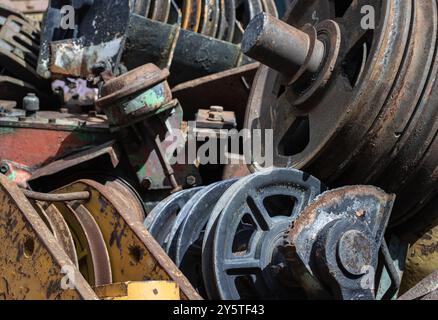 Ricambi per trattori vecchi, macchinari rusty ndustrial e altri utilizzati presso l'officina di ricambi di seconda mano. Riciclaggio, spazio per testo, messa a fuoco selettiva. Foto Stock