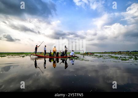 Barasat, India. 22 settembre 2024. Una vista di una barca turistica a Bortir Bill, una vasta zona umida circondata da terreni agricoli popolarmente famosi per il più grande campo di coltivazione della iuta nel 24 distretto di Parganas Nord del Bengala Occidentale, a circa 50 km dalla città principale di Kolkata. The Spot è diventato un luogo turistico virale nel Bengala Occidentale - India per la sua bellezza naturale e chiamato dal Lago dal del Bengala Occidentale, India. Credito: SOPA Images Limited/Alamy Live News Foto Stock