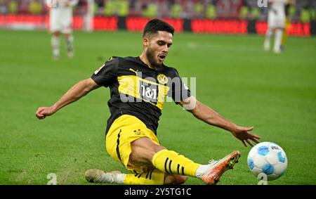 Yan Couto Borussia Dortmund BVB (02) Aktion am Ball VFB STUTTGART VS BORUSSIA DORTMUND BVB 221.09.2024 LE NORMATIVE DFL VIETANO QUALSIASI USO DI FOTOGRAFIE COME SEQUENZE DI IMMAGINI E/O QUASI-VIDEO Foto Stock