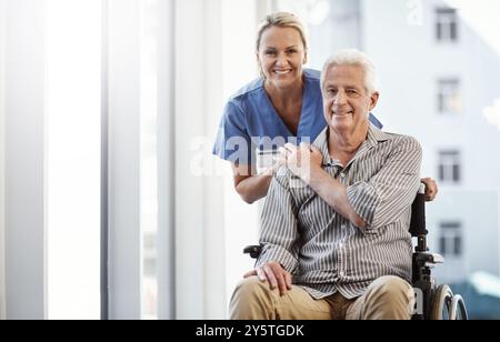 Ritratto, infermiere e paziente con sedia a rotelle, supporto e guarigione con compassione, servizio cordiale e recupero. Faccia, vecchio o persona con Foto Stock