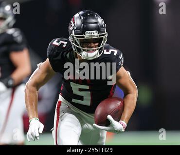 Atlanta, Stati Uniti. 22 settembre 2024. Il wide receiver degli Atlanta Falcons Drake London corre con il pallone dopo una ricezione durante la partita contro i Kansas City Chiefs al Mercedes Benz Stadium domenica 22 settembre 2024 ad Atlanta, Georgia. Foto di Mike Zarrilli/UPI credito: UPI/Alamy Live News Foto Stock
