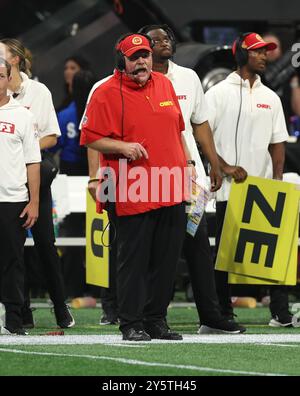 Atlanta, Stati Uniti. 22 settembre 2024. Il capo-allenatore dei Kansas City Chiefs Andy Reid urla ai giocatori sul campo durante la partita contro gli Atlanta Falcons al Mercedes Benz Stadium domenica 22 settembre 2024 ad Atlanta, Georgia. Foto di Mike Zarrilli/UPI credito: UPI/Alamy Live News Foto Stock
