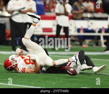 Atlanta, Stati Uniti. 22 settembre 2024. Il tight end dei Kansas City Chiefs Travis Kelce cade sul terreno dopo un passaggio incompleto durante la partita contro gli Atlanta Falcons al Mercedes Benz Stadium domenica 22 settembre 2024 ad Atlanta, Georgia. Foto di Mike Zarrilli/UPI credito: UPI/Alamy Live News Foto Stock