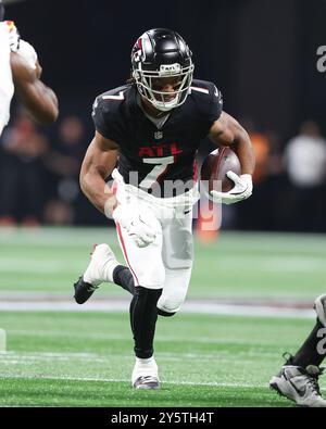 Atlanta, Stati Uniti. 22 settembre 2024. Il running back degli Atlanta Falcons Bijan Robinson corre con la palla nel primo quarto durante la partita contro i Kansas City Chiefs al Mercedes Benz Stadium domenica 22 settembre 2024 ad Atlanta, Georgia. Foto di Mike Zarrilli/UPI credito: UPI/Alamy Live News Foto Stock