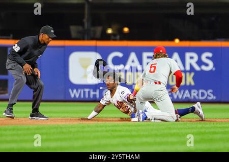 I New York Mets Luisangel Acuña #2 sono contrassegnati da Philadelphia Phillies 2B Bryson Stott #5 durante il quinto inning di una partita di baseball al Citi Field di Corona, New York, domenica 22 settembre 2024. (Foto: Gordon Donovan) Foto Stock