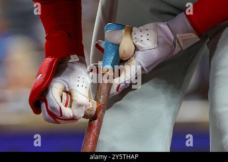 Philadelphia Phillies Bryson Stott #5 prepara la mazza mentre è sul ponte durante il sesto inning di una partita di baseball contro i New York Mets al Citi Field di Corona, N.Y., domenica 22 settembre 2024. (Foto: Gordon Donovan) Foto Stock