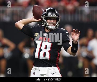 Atlanta, Stati Uniti. 22 settembre 2024. Il quarterback degli Atlanta Falcons Kirk Cousins lanciò un passaggio nel terzo quarto durante la gara contro i Kansas City Chiefs al Mercedes Benz Stadium domenica 22 settembre 2024 ad Atlanta, Georgia. Foto di Mike Zarrilli/UPI credito: UPI/Alamy Live News Foto Stock