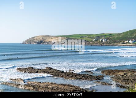 Spiaggia di Croyde con onde e surfisti, Devon. Surf in Inghilterra. Foto Stock