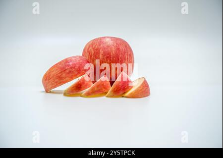 Fette di mela rossa fresche e succose Foto Stock