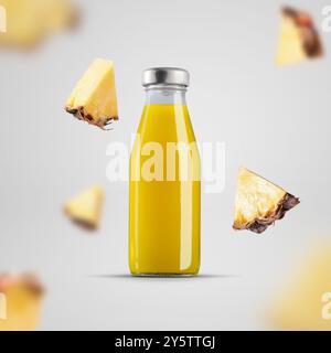 Modello per bottiglia in vetro per succo di ananas, vaso con tappo in metallo, frutta sfocata volante, per design, branding, pubblicità. Mockup di pacchetto lucido wi Foto Stock