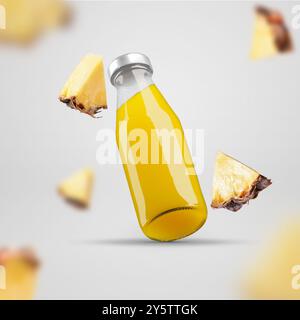 Mockup di bottiglia di vetro con succo di ananas, vaso con tappo in metallo, pezzi volanti di frutta sfocata, isolati sullo sfondo. Modello di trasposizione lucida Foto Stock