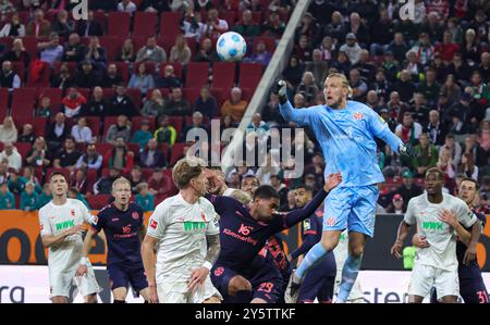 Robin Zentner (Torwart FSV Mainz 05), Faustabwehr, klärt mit einer Faust; FC Augsburg vs. FSV Mainz 05, 4. SPIELTAG; LE NORMATIVE DFL VIETANO QUALSIASI USO DI FOTOGRAFIE COME SEQUENZE DI IMMAGINI E/O QUASI-VIDEO. Foto Stock