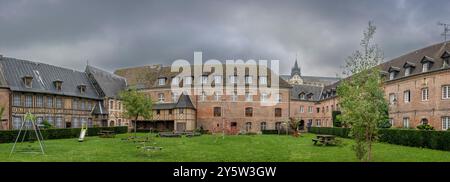 UE, Francia - 09 21 2024: Veduta degli edifici dell'ospedale Hôtel Dieu e del giardino di fronte Foto Stock