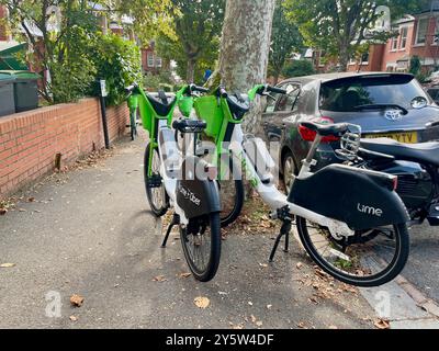 noleggio di biciclette a noleggio lasciate sul marciapiede all'estremità settentrionale di londra inghilterra, gran bretagna Foto Stock