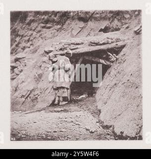 Foto d'epoca della miniera di carbone. Badong, provincia di Hubei. Illustrazioni di Qing China, 1875 '... ci sono un certo numero di miniere di carbone vicino a Badong, e nelle rocce dove si trovano le calcaree gli strati di calcare sono stati gettati dal torrente in pareti quasi perpendicolari. Il carbone viene scivolato giù dalla bocca della fossa in un deposito vicino al bordo dell'acqua, lungo scanalature tagliate a tal fine sulla faccia della roccia. L'aspetto esatto dell'ingresso a una di queste miniere sarà raccolto da questa foto." Foto Stock
