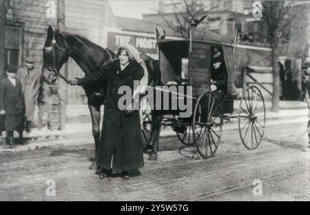 Elizabeth Freeman della New York State Suffrage Association, con cavalli e carrozze, sulla strada per unirsi alla marcia del suffragio del 3 marzo 1913 a Washington, D.C. Elisabeth Freeman (1876–1942) è stata una suffragista e attivista per i diritti civili di origine britannica, meglio conosciuta per il suo rapporto investigativo per la National Association for the Advancement of Colored People (NAACP) sul 1916 linciaggio dello spettacolo di Jesse Washington a Waco, Texas, noto come il "Waco Horaco". Inoltre, è stata attiva in convegni e attività suffragiste, nota per la sua partecipazione al Suffrage Hike 1913 da N Foto Stock