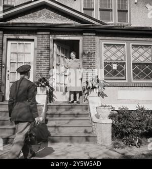 America degli anni '1940 Una sezione della città in gran parte abitata da finlandesi-americani vicino alla 39th Street e alla 8th Avenue conosciuta come Finn Town. Il tenente Palmrose saluta sua madre mentre torna a casa in ferie. Padre Palmrose è un avvocato e anche un costruttore edile. Costruì la sua casa e altre nello stesso isolato. Brooklyn, New York. Ottobre 1942 Foto Stock