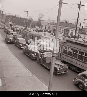 America degli anni '1940 Ingorgo stradale sulla strada dal cantiere navale Bethlehem Fairfield a Baltimora mentre il secondo turno di lavoratori lascia lo stabilimento. Baltimora, Maryland. STATI UNITI. Aprile 1943 di M. Collins, fotografo Foto Stock