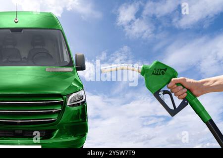 Furgone con stazione di rifornimento di biocarburante. Flotta verde. Foto Stock
