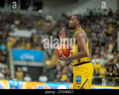 Ludwigsburg, Germania. 22 settembre 2024. Justin Simon (MHP Riesen Ludwigsburg, #05), GER, MHP Riesen Ludwigsburg vs. FC Bayern Basketball, Basketball, Bundesliga, Spielzeit 2024/2025, 22.09.2024, foto: Eibner-Pressefoto/Sascha Walther credito: dpa/Alamy Live News Foto Stock