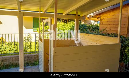 Trasferirsi in una nuova casa. Patio esterno struttura pergolato ombra, tetto patio e gazebo in legno in costruzione, giardino lounge. Foto Stock