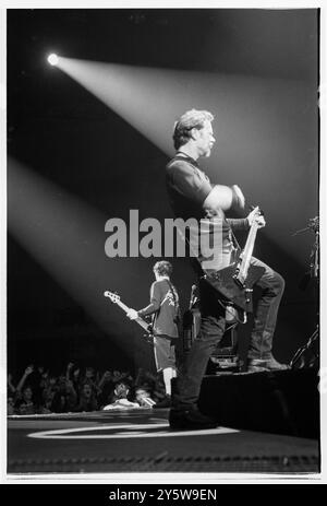 METALLICA, CONCERTO, 1996: James Hetfield dei metallica alla Cardiff International Arena in tour con il loro "Load" album alla Cardiff International Arena di Cardiff, Walee, Regno Unito, il 14 ottobre 1996. Foto: Rob Watkins. INFO: Metallica è un gruppo musicale heavy metal statunitense formatosi nel 1981, noto per il suo pionieristico thrash metal. Il loro suono aggressivo, l'intricato lavoro di chitarra e i testi potenti li hanno resi una delle band rock più influenti, con album storici come Master of Puppets e The Black album. Foto Stock