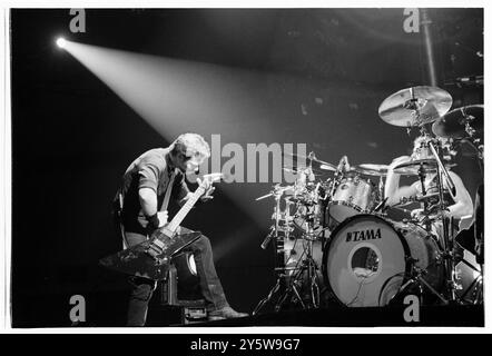 METALLICA, CONCERTO, 1996: James Hetfield dei metallica alla Cardiff International Arena in tour con il loro "Load" album alla Cardiff International Arena di Cardiff, Walee, Regno Unito, il 14 ottobre 1996. Foto: Rob Watkins. INFO: Metallica è un gruppo musicale heavy metal statunitense formatosi nel 1981, noto per il suo pionieristico thrash metal. Il loro suono aggressivo, l'intricato lavoro di chitarra e i testi potenti li hanno resi una delle band rock più influenti, con album storici come Master of Puppets e The Black album. Foto Stock