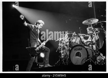 METALLICA, CONCERTO, 1996: James Hetfield dei metallica alla Cardiff International Arena in tour con il loro "Load" album alla Cardiff International Arena di Cardiff, Walee, Regno Unito, il 14 ottobre 1996. Foto: Rob Watkins. INFO: Metallica è un gruppo musicale heavy metal statunitense formatosi nel 1981, noto per il suo pionieristico thrash metal. Il loro suono aggressivo, l'intricato lavoro di chitarra e i testi potenti li hanno resi una delle band rock più influenti, con album storici come Master of Puppets e The Black album. Foto Stock