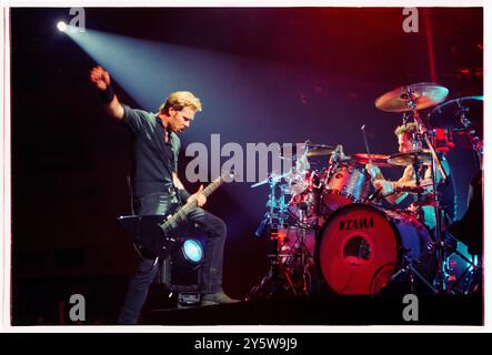 METALLICA, CONCERTO, 1996: James Hetfield dei metallica alla Cardiff International Arena in tour con il loro "Load" album alla Cardiff International Arena di Cardiff, Walee, Regno Unito, il 14 ottobre 1996. Foto: Rob Watkins. INFO: Metallica è un gruppo musicale heavy metal statunitense formatosi nel 1981, noto per il suo pionieristico thrash metal. Il loro suono aggressivo, l'intricato lavoro di chitarra e i testi potenti li hanno resi una delle band rock più influenti, con album storici come Master of Puppets e The Black album. Foto Stock