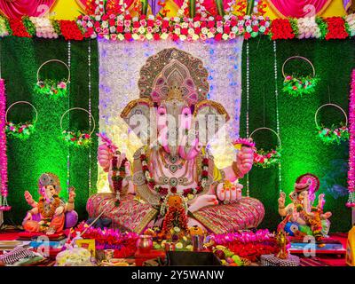 09 27 2023 comunità tailandese Sarvajanik Ganesh Utsav presso Charni RoadMumbai Maharashtra India Asia. Foto Stock